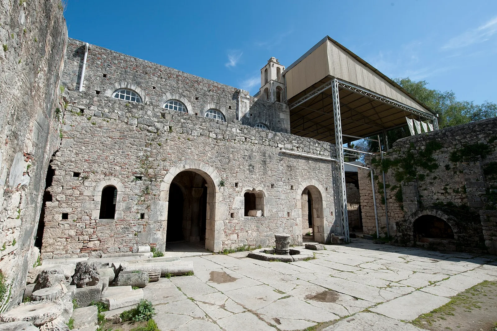 Demre merkezinde sokak seviyesinin altında kalan Aziz Nikolaos Kilisesi'nin dış görünümü