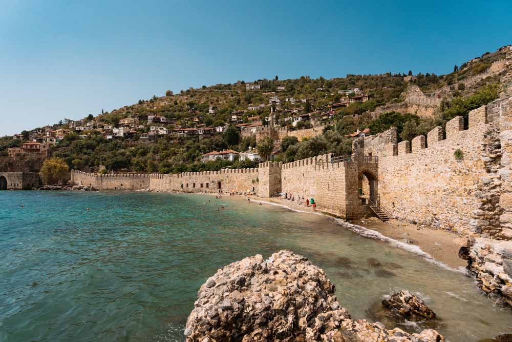 Kekova'da Kaleköy (Simena) köyü ve tepedeki kale