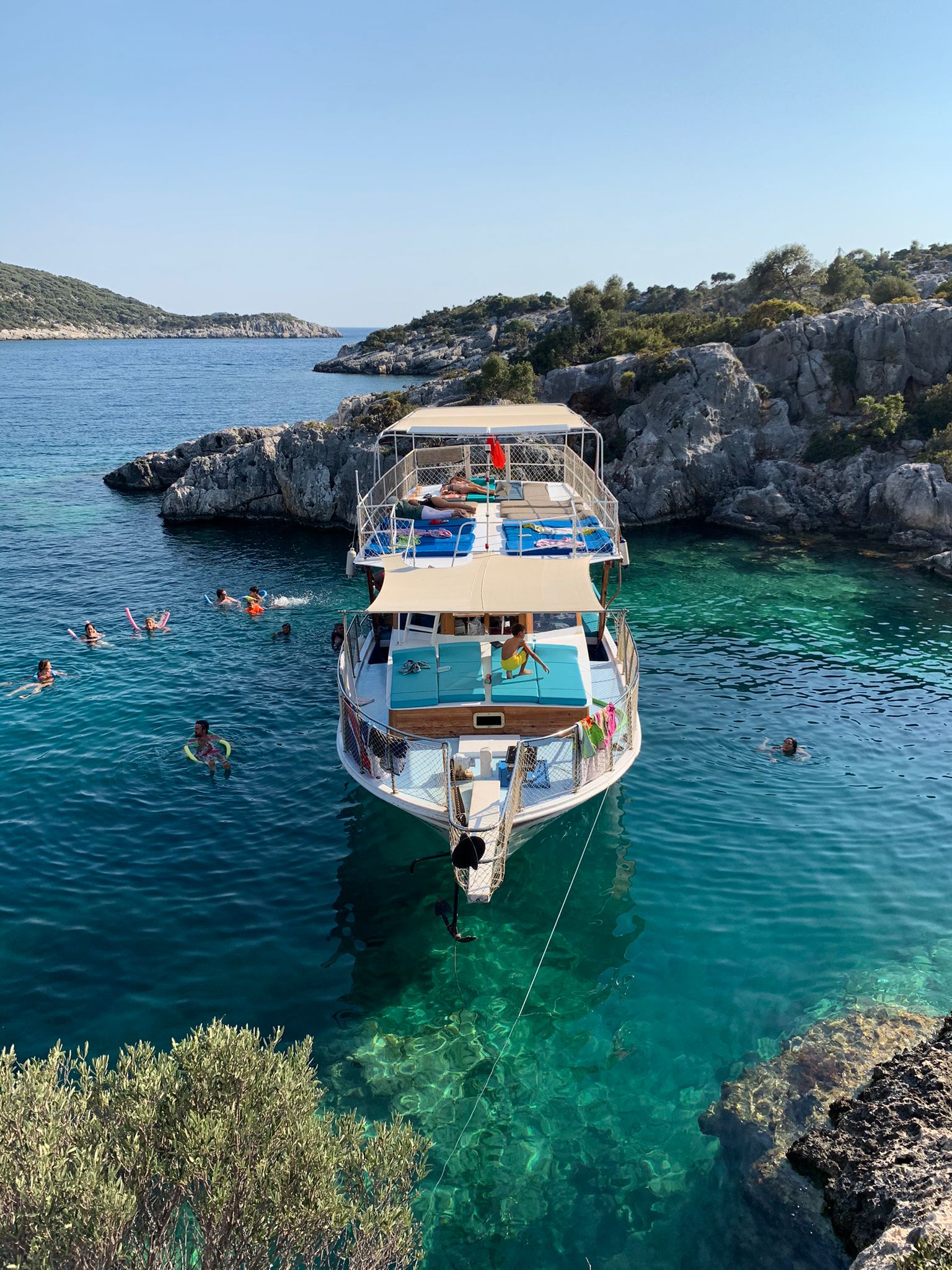 Kekova tekne turunda koylar arasında ilerleyen tur teknesi