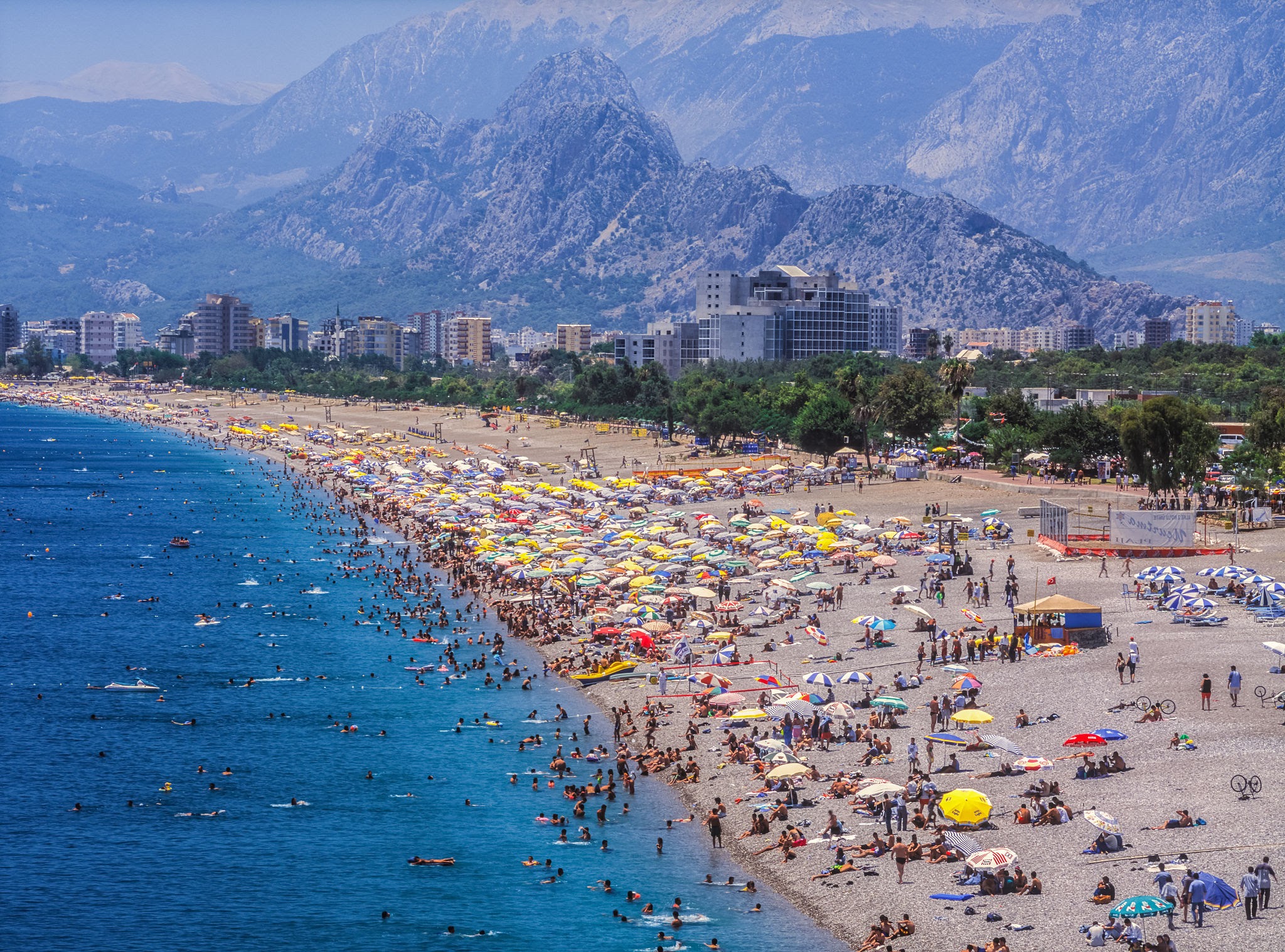 Antalya'nın Güneş ve Deniz Cenneti: Plajları ve Deniz Aktiviteleri Rehberi