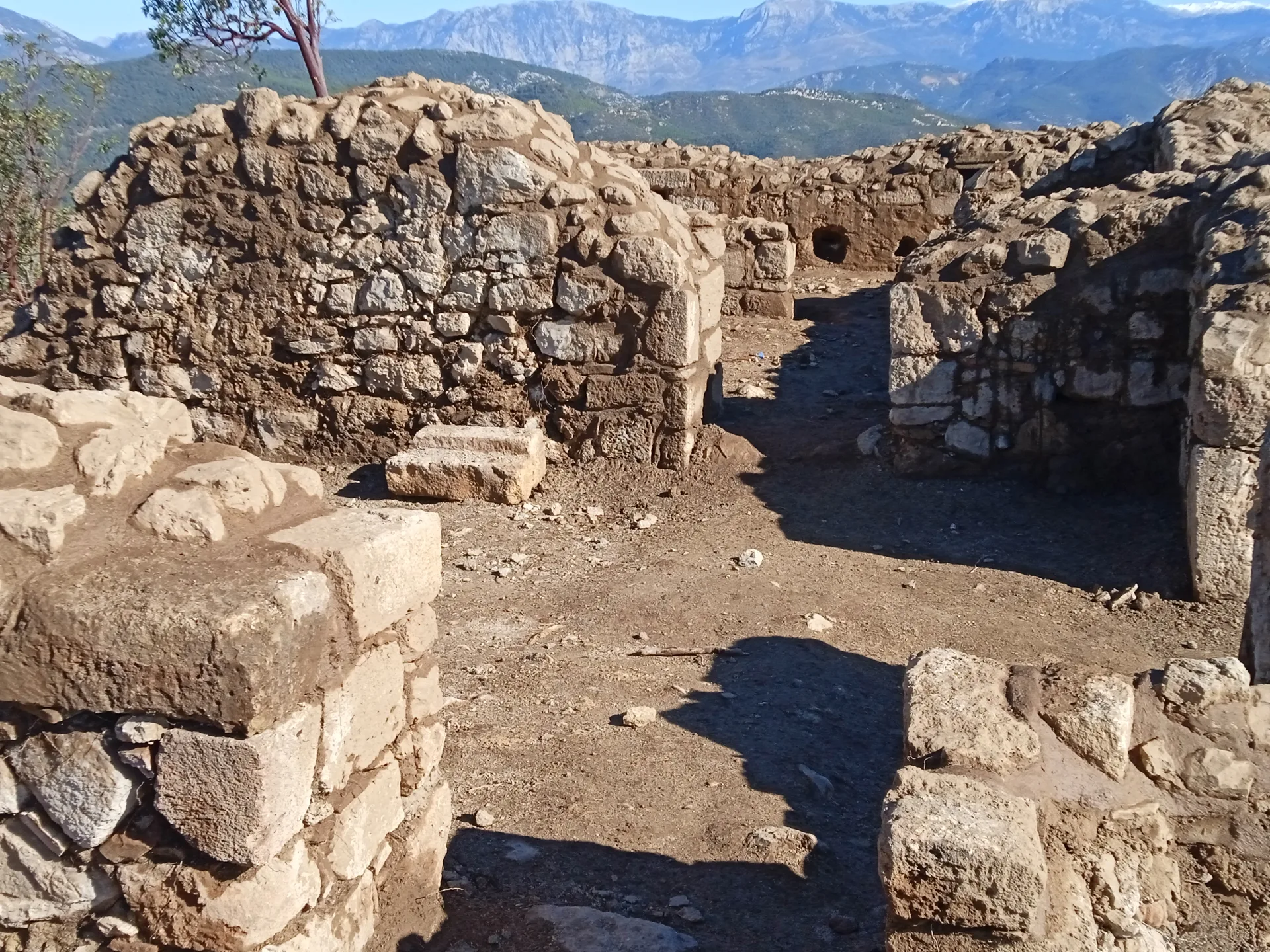 Syedra Antik Kenti akropol alanındaki kalıntılar