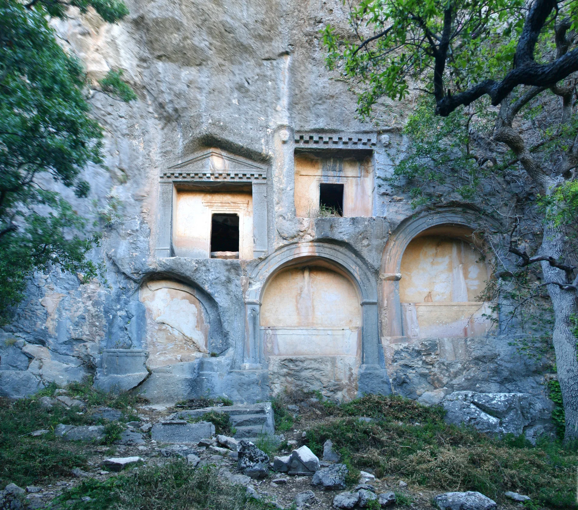 Termessos'ta sarp kayalık yamaca oyulmuş kaya mezarları