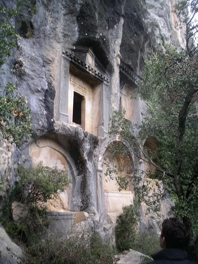 Termessos nekropolünde çam ağaçları arasında kapakları devrilmiş antik lahitler