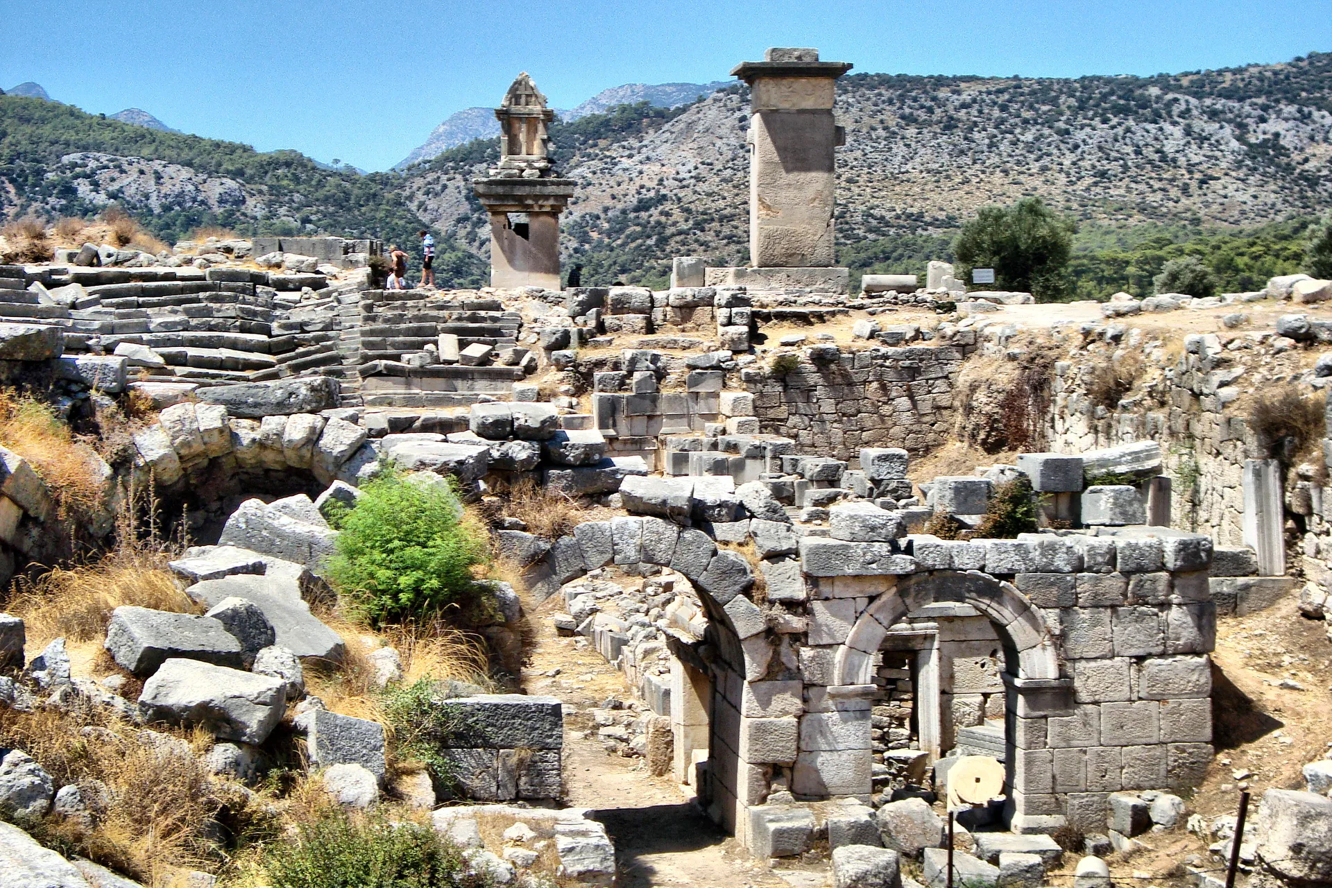 Xanthos Antik Kenti'nde taş kalıntılar ve Eşen Ovası'na bakan tepe