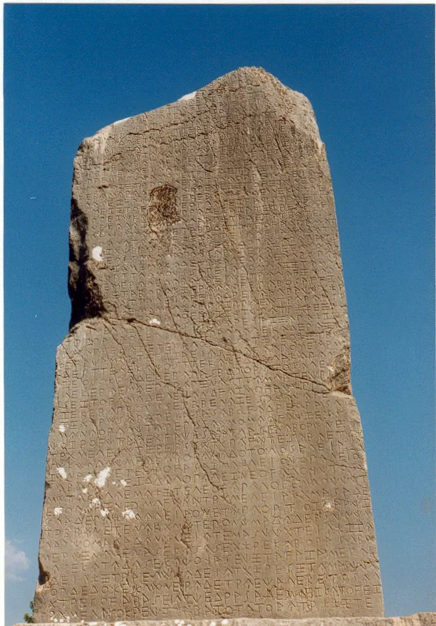Xanthos agorasında dört yüzü Likçe yazıtlarla kaplı Yazılı Dikme